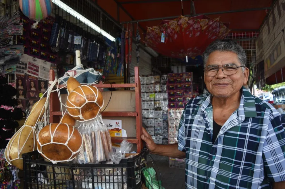 Don Rubén es el vendedor de Ayales con una tradición curativa en pleno centro de Culiacán