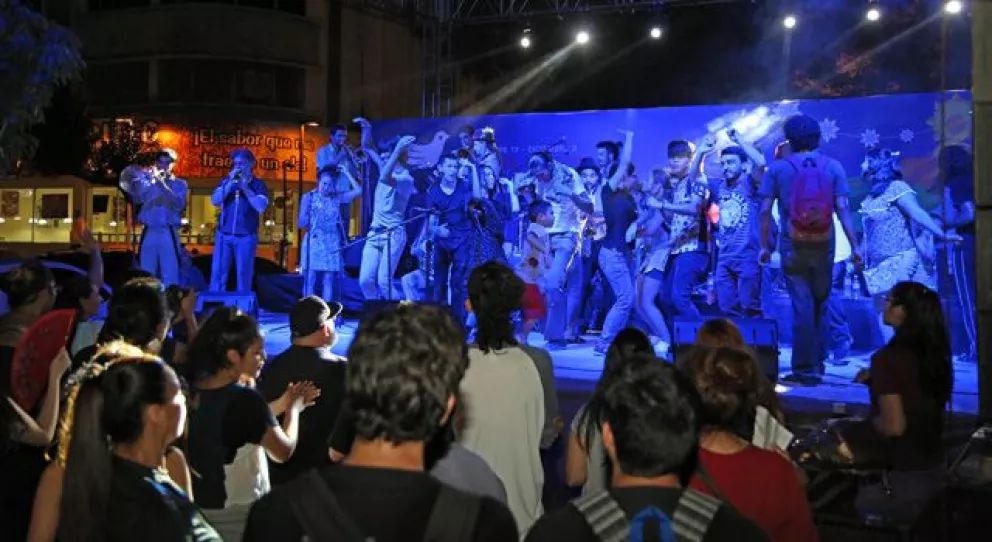 Gozan fiesta con Todopoderoso Popular Marcial en Plazuela Obregón