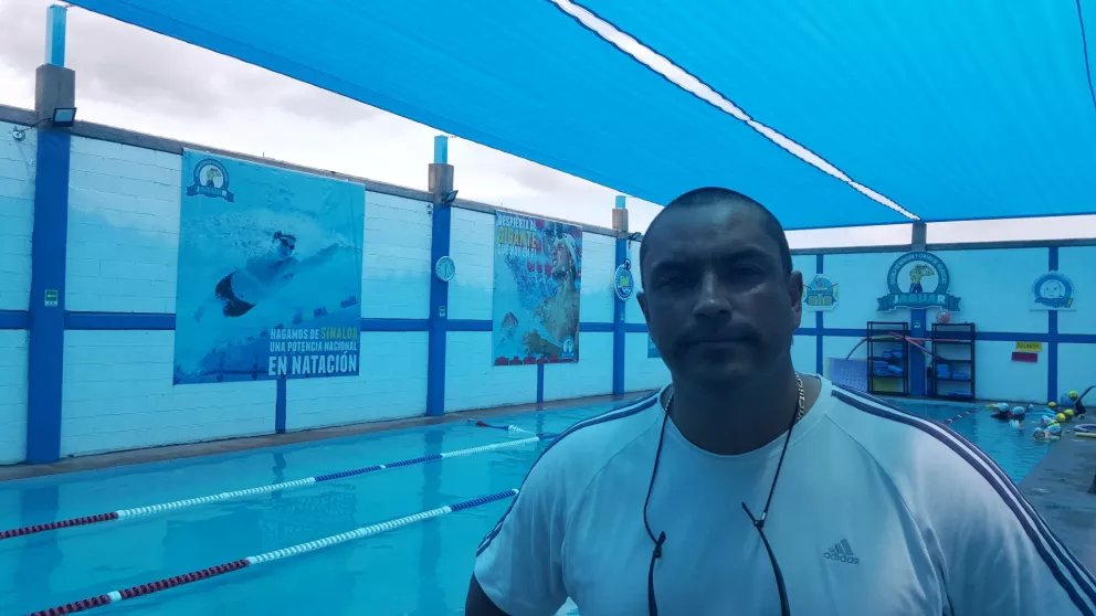 Padre inspirado en su hijo crea programa especial de natación inclusivo