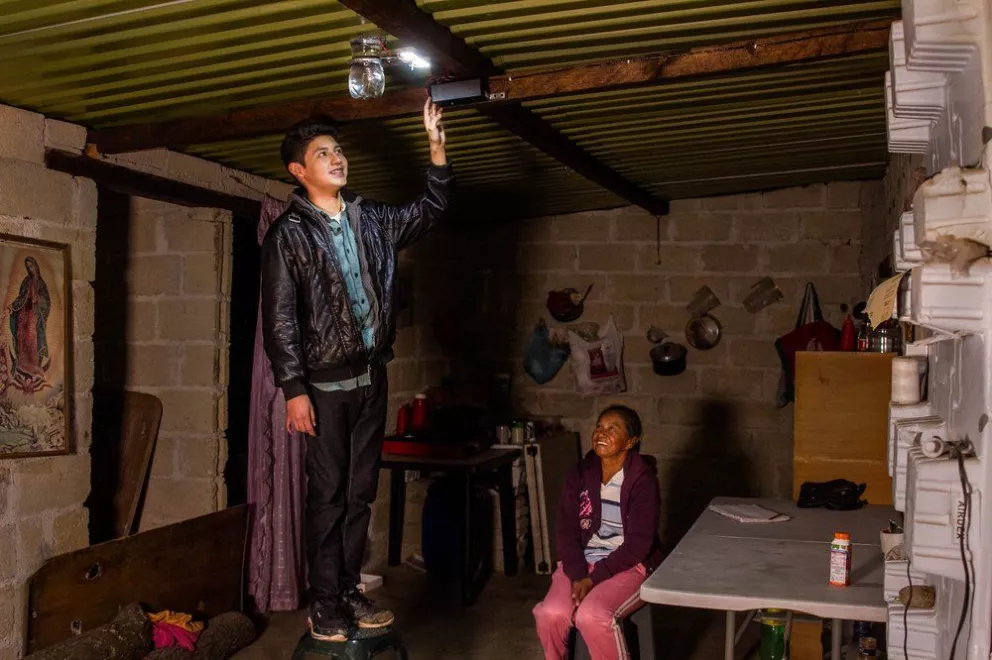 Niño mexicano de 12 años lleva luz a comunidades sin electricidad
