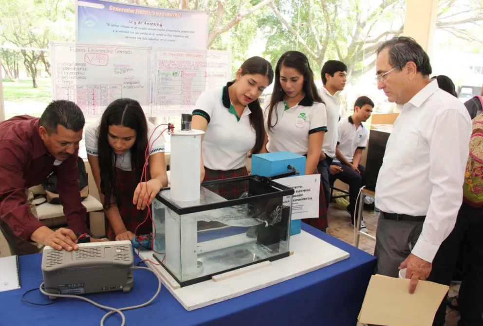 Concursan aparatos y experimentos de física en Sinaloa