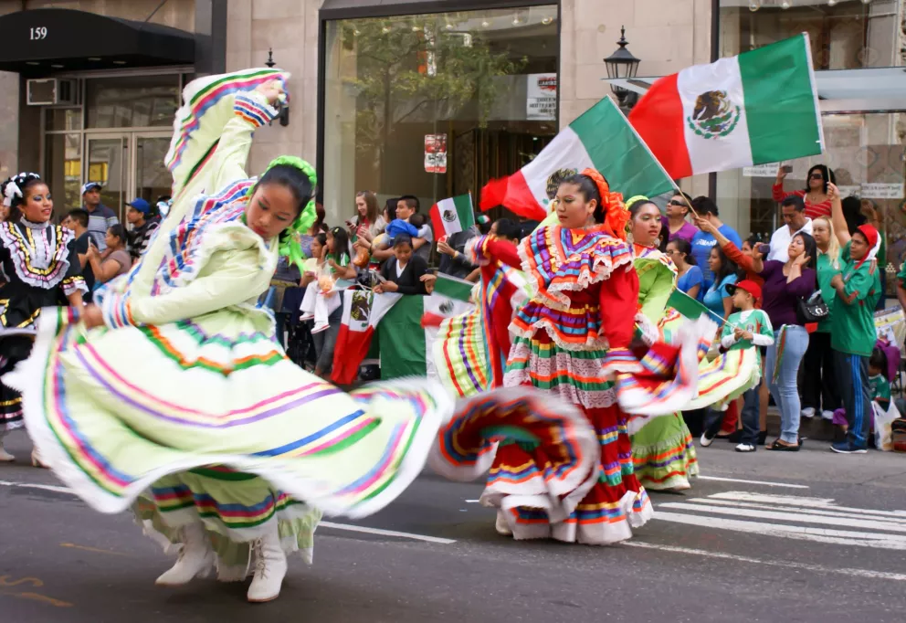 Colorido desfile en EU para celebrar la Independencia de México 2015