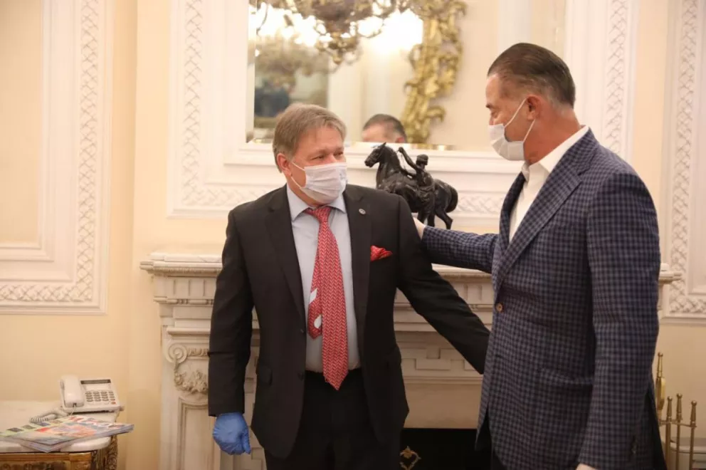 Se reúne Quirino con embajador de Rusia para adquirir vacuna COVID