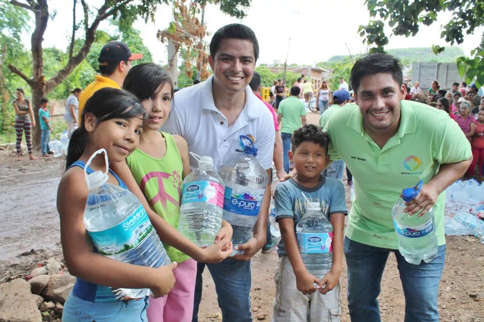 Entregan 14 378 litros de agua en campaña Litros de Bienestar