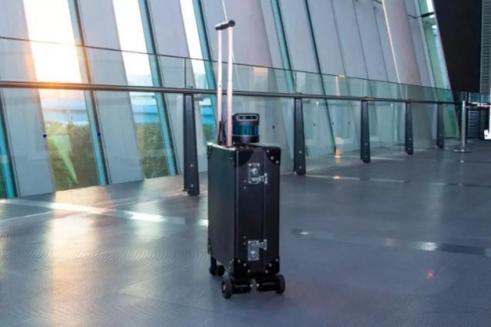 Investigadora invidente desarrolla maleta robot para personas ciegas