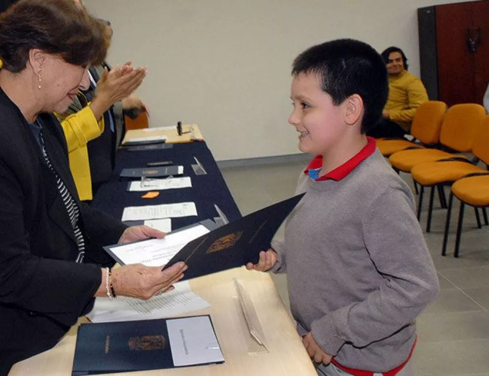 Niño de 9 años logra altas calificaciones en la UNAM