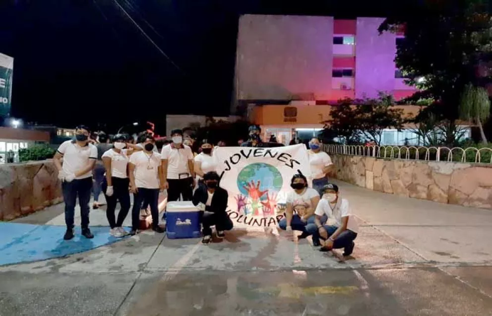 Jóvenes voluntarios de Villa Juárez reparten cena en hospitales de Culiacán