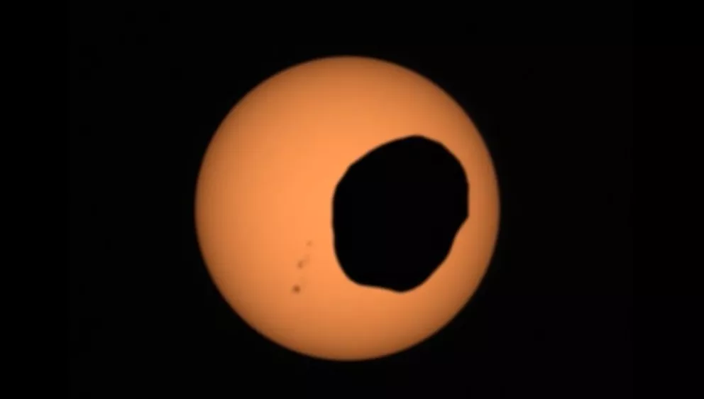 La Nasa captura el momento en el que se produce un eclipse de Sol en Marte