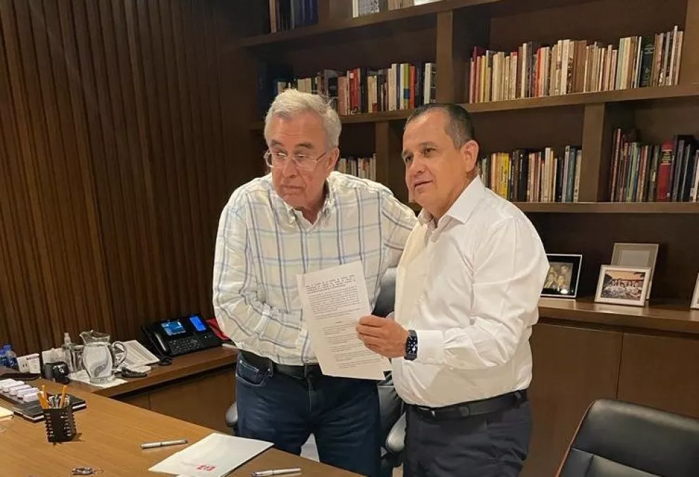 Rubén Rocha Moya signa convenio con el SNTE 53 para mejoras salariales.