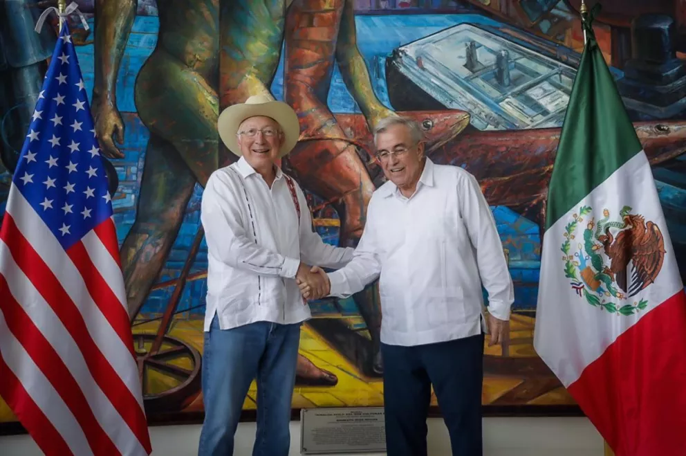 Rubén Rocha Moya tiene amena reunión con el embajador de Estados Unidos, Ken Salazar, en Mazatlán.