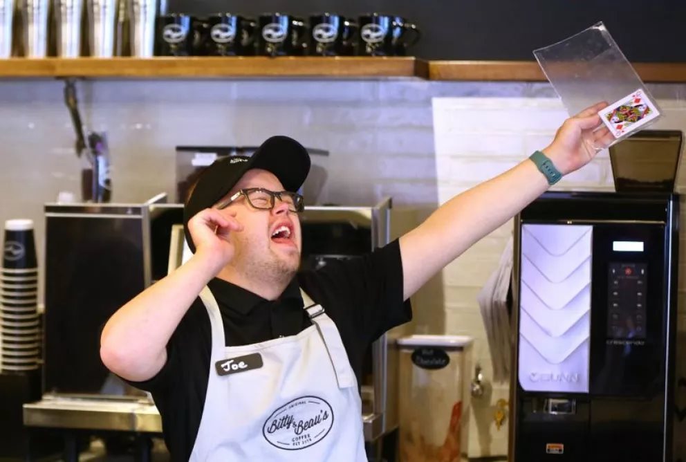 Video de empleado de una cafetería celebrando alegremente su primer pago se vuelve viral.