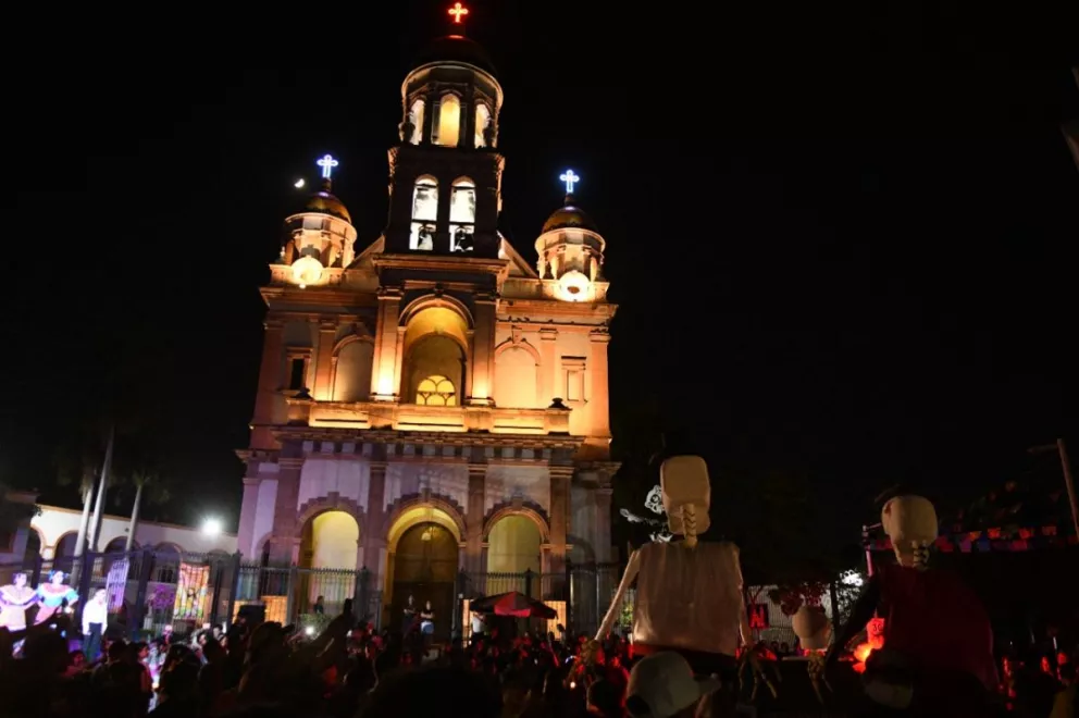 Las 40 fotos espectaculares del festejo de Día de Muertos con la Callejoneada Recuérdame 2022 en Culiacán.