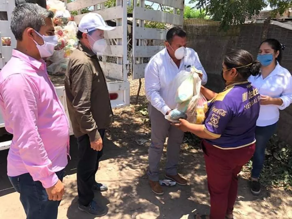 Autoridades llevan alimentos a comunidades indígenas de Villa Juárez