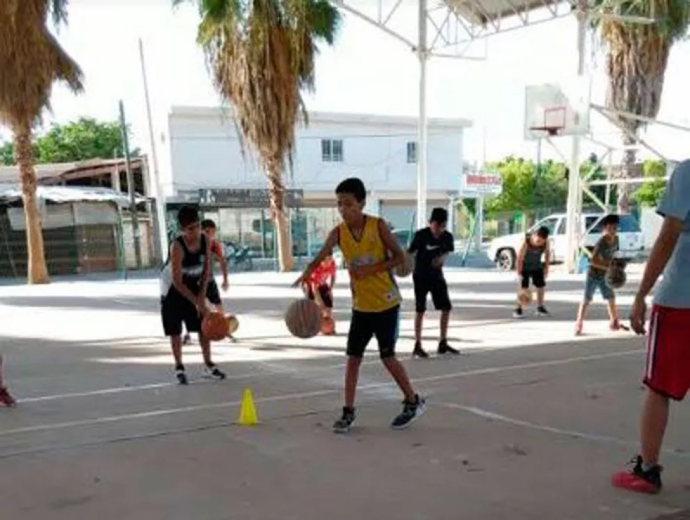 Inician campamento de verano de academia básquet en Villa Juárez