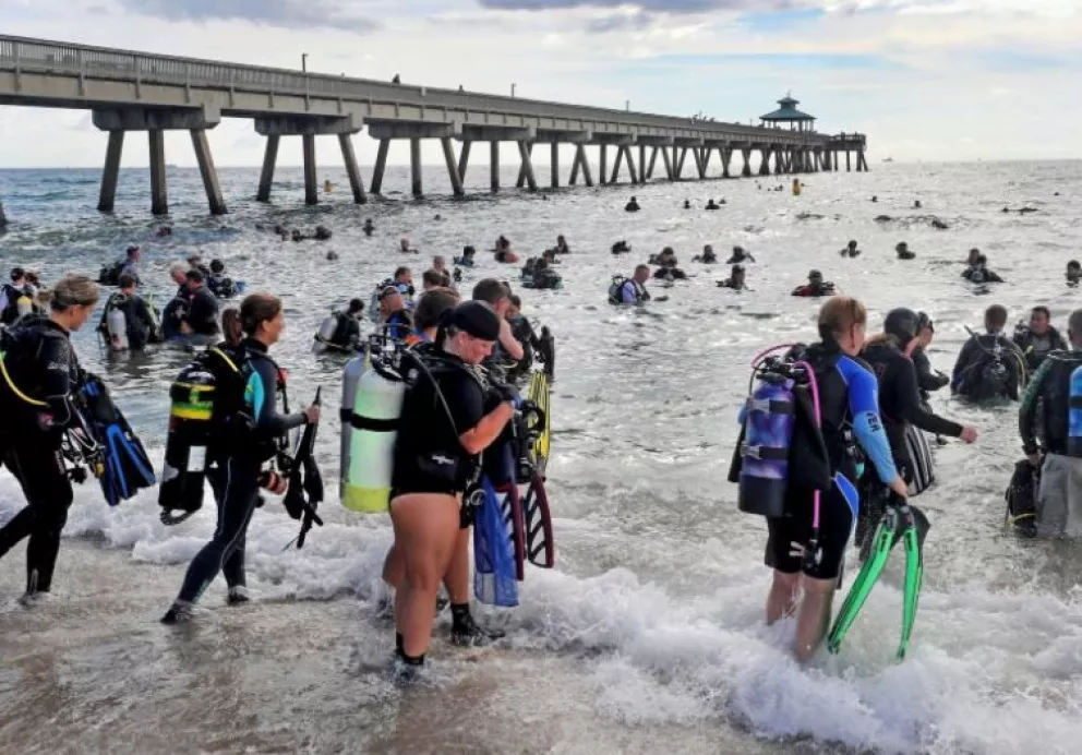 633 buzos se unen para limpiar las aguas en Florida