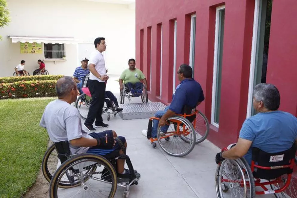 Aprende a manejar una silla de ruedas