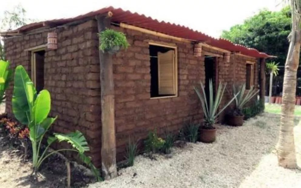 Mexicano construye casas con ladrillos de sargazo