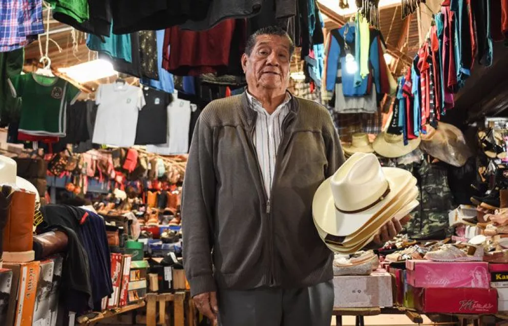 [VIDEO]Los huaraches y sombreros lo hicieron vivir en Villa Juárez
