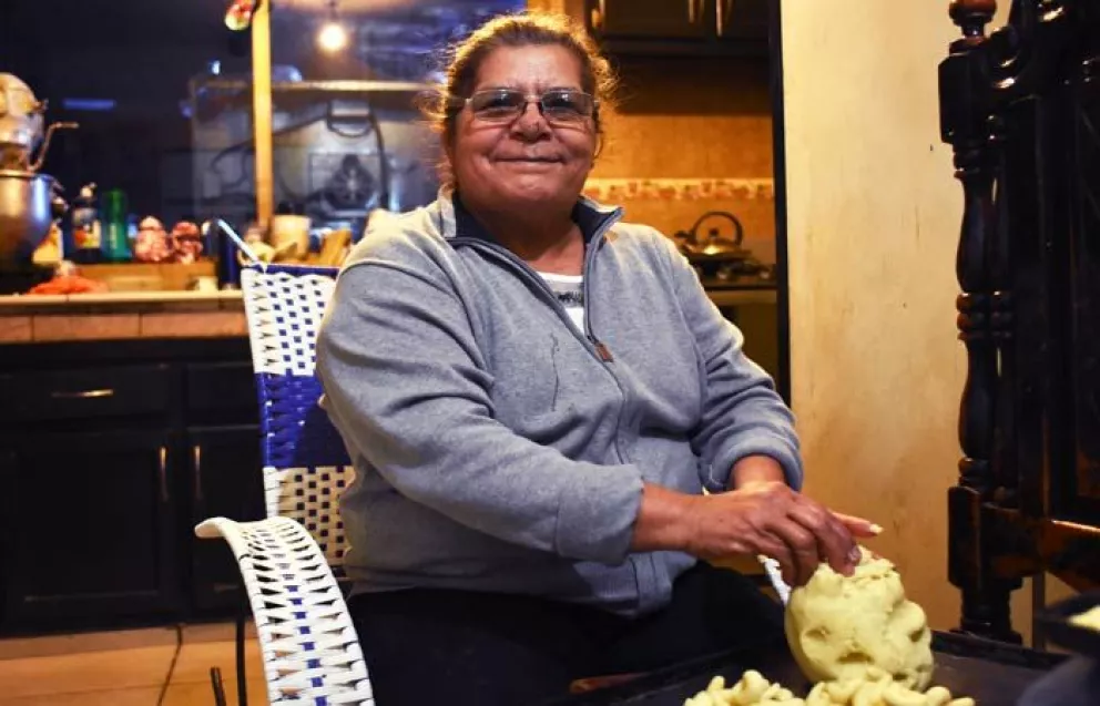 (VIDEO) Doña Chave pone el sabor de las empanadas y coricos de Mocorito