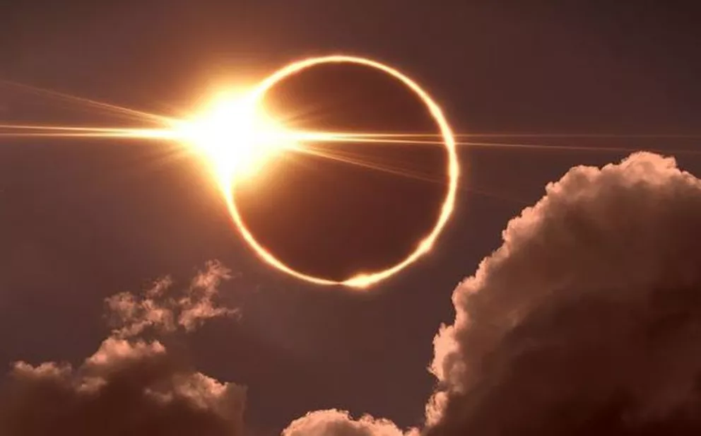 El eclipse solar Anillo de Fuego ilumina el cielo
