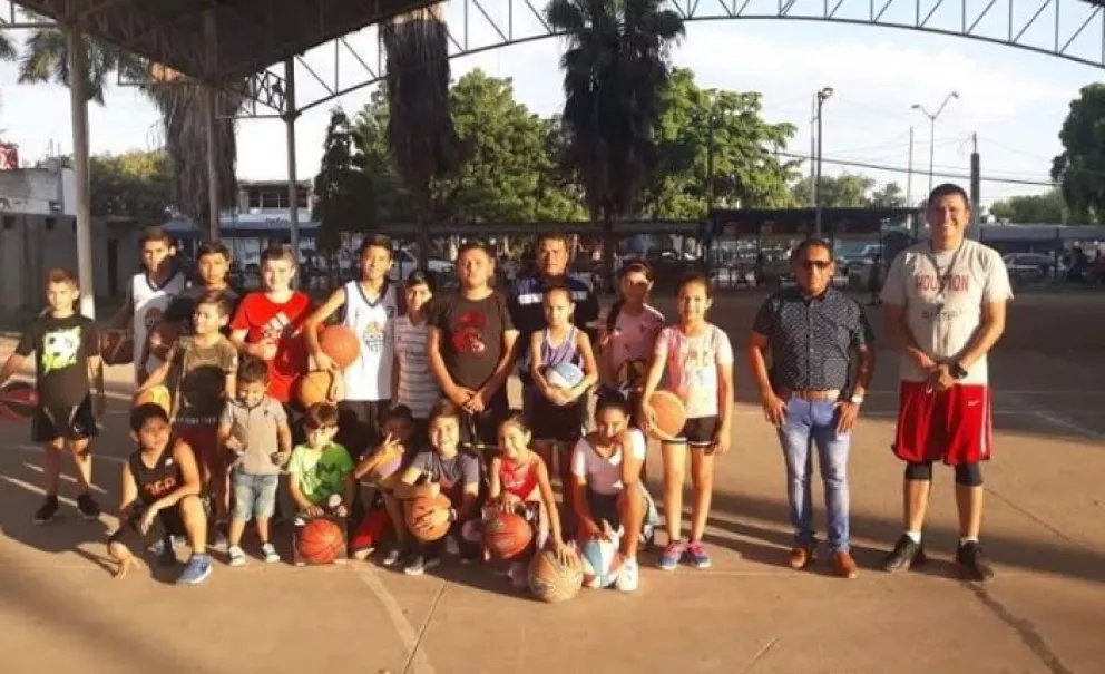 Invitan a niños y jóvenes a escuelita de básquet en Villa Juárez