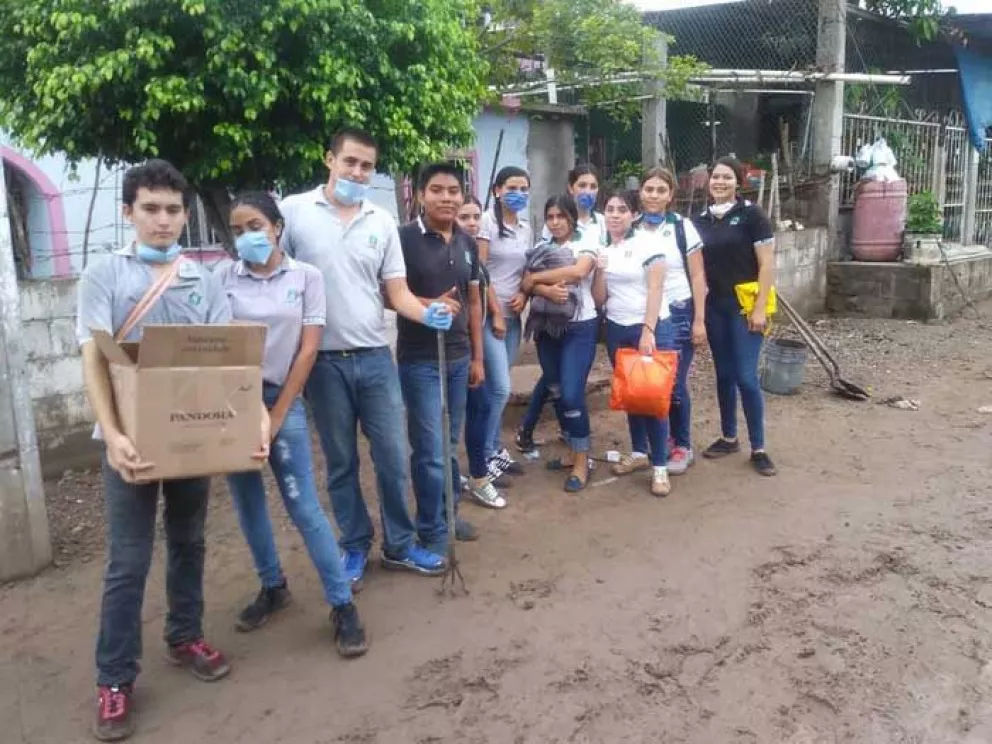 Ayudan a damnificados de Villa Juárez estudiantes de Cobaes 63, hacen limpieza y llevan despensas
