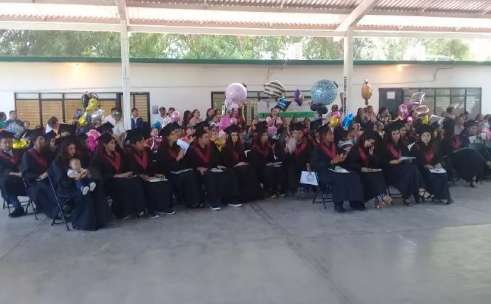 Graduaron 88 alumnos de CBETA 261 de Villa Juárez