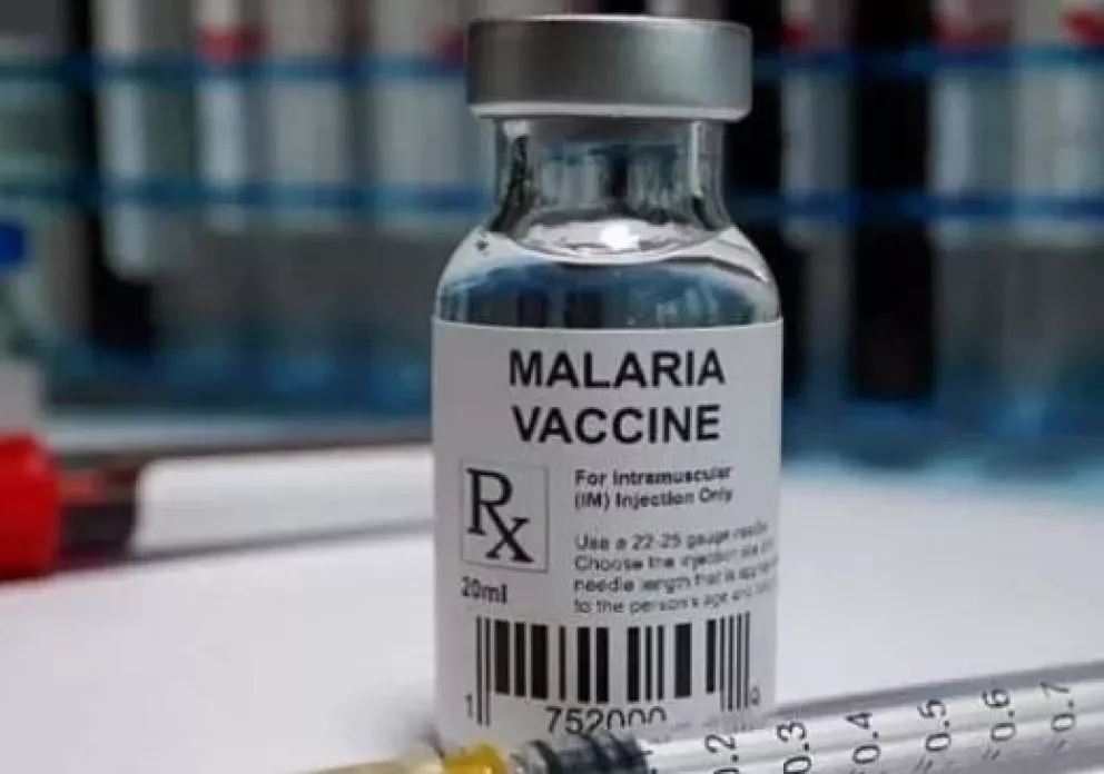 Aprueban primera vacuna contra la malaria