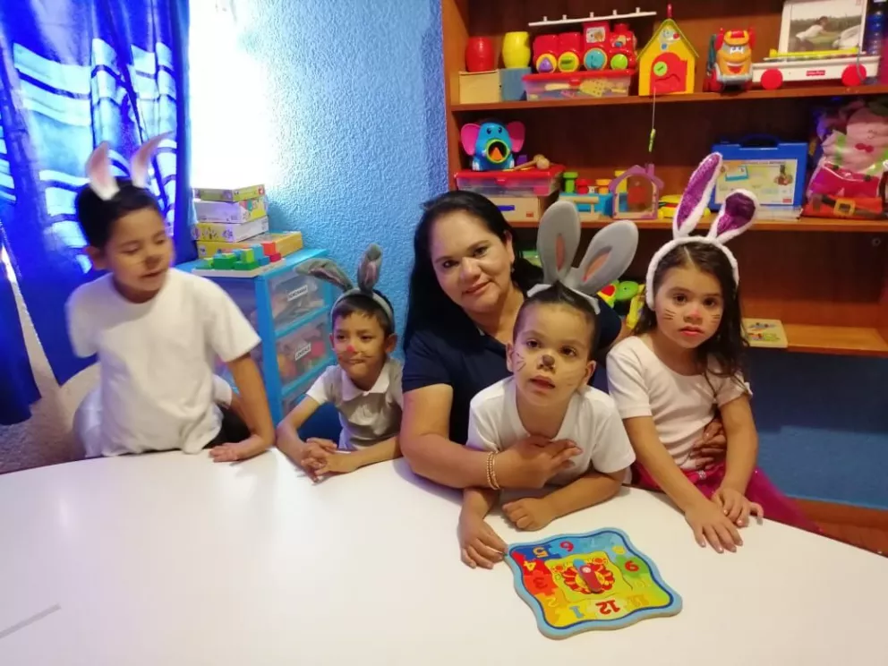Martha apoyando a niños con autismo de Sinaloa