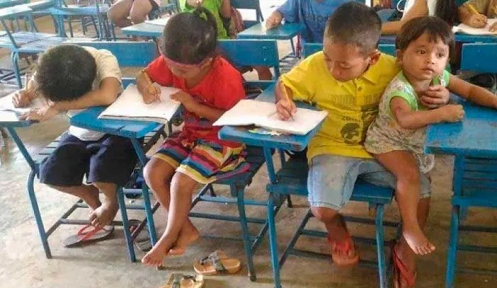 Niño de 7 años lleva a su hermanito a la escuela para no perder clases
