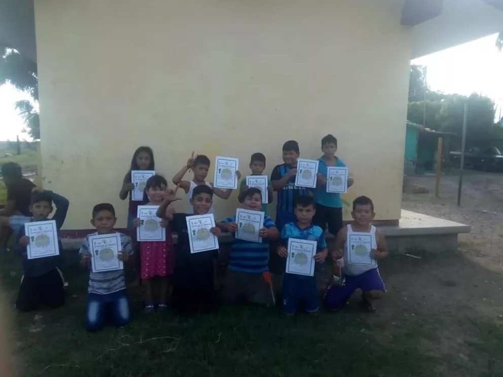 Niños adoptan arboles del parque Clouthier en Villa Juárez