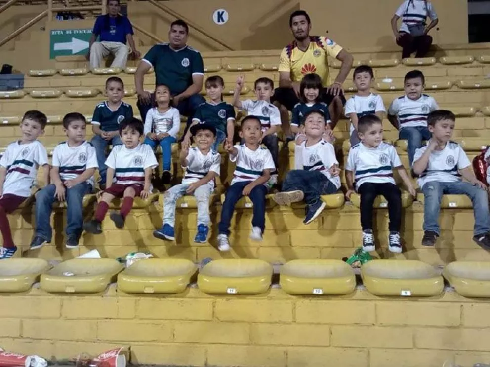 Niños de Villa Juárez con los Dorados