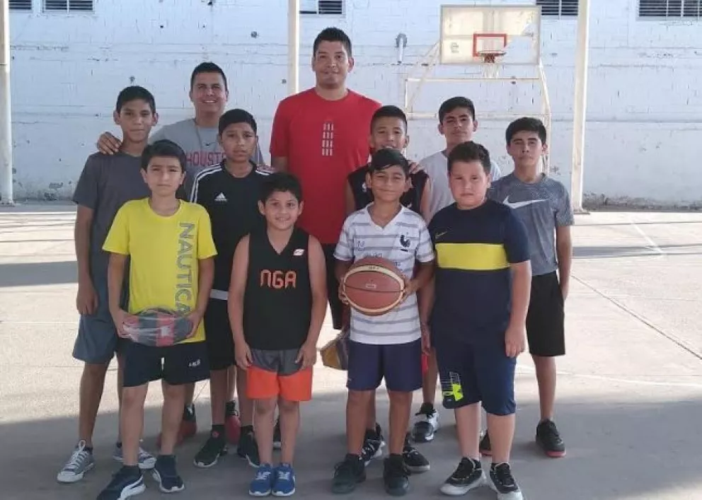 Basquetbolista profesional visita a los niños deportistas de Villa Juarez