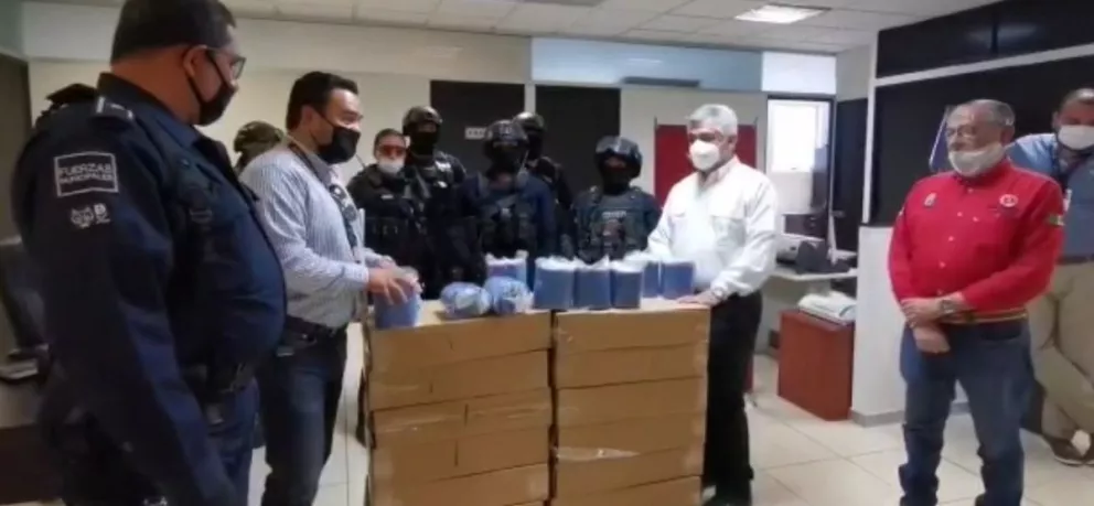 Cadena Oxxo dona 16 mil cubrebocas a policías de Culiacán