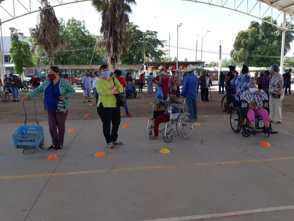 Personas con discapacidad reciben apoyo alimentario en Villa Juárez