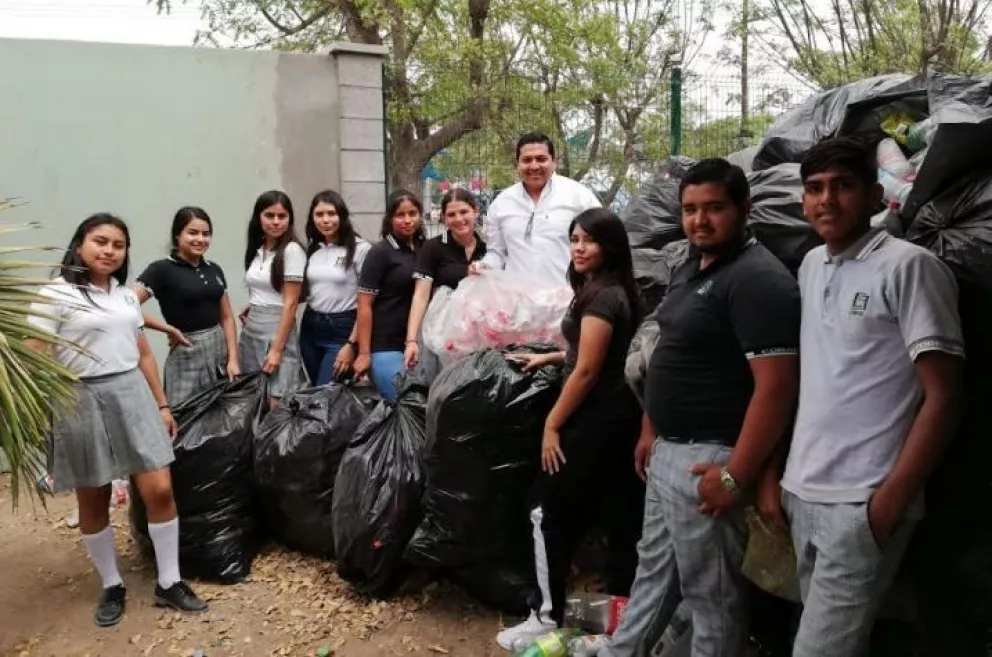 Alumnos de Cobaes 63 realizan colecta de pet en Villa Juárez