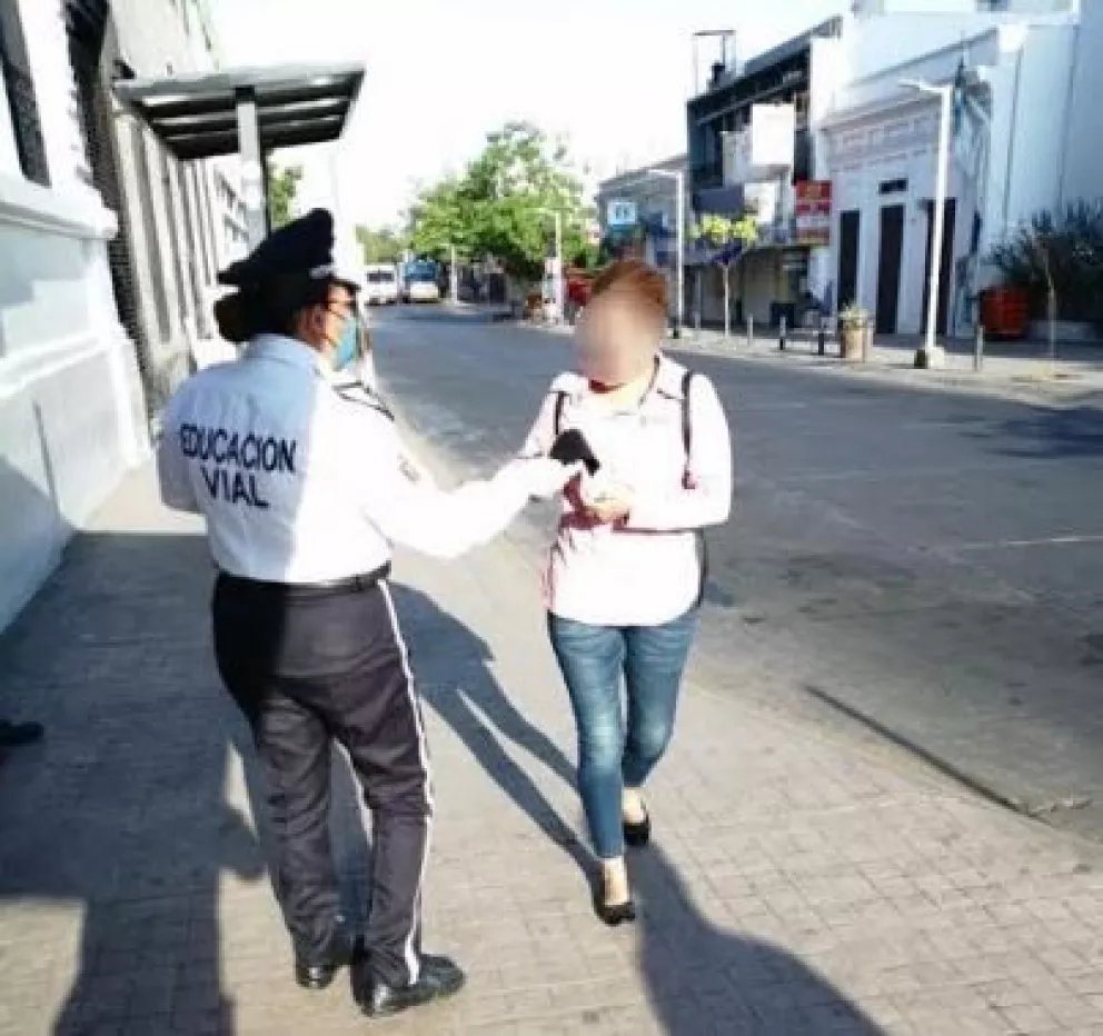 Promotoras viales entregan cubrebocas a peatones de Culiacán