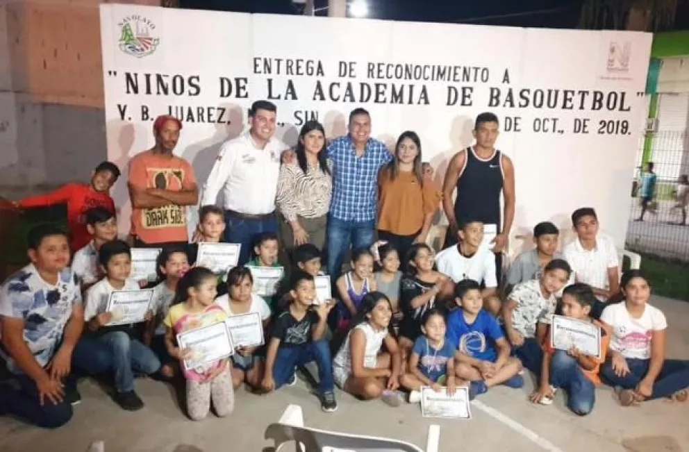 Reconocen esfuerzo de niños basquetbolistas de Villa Juárez