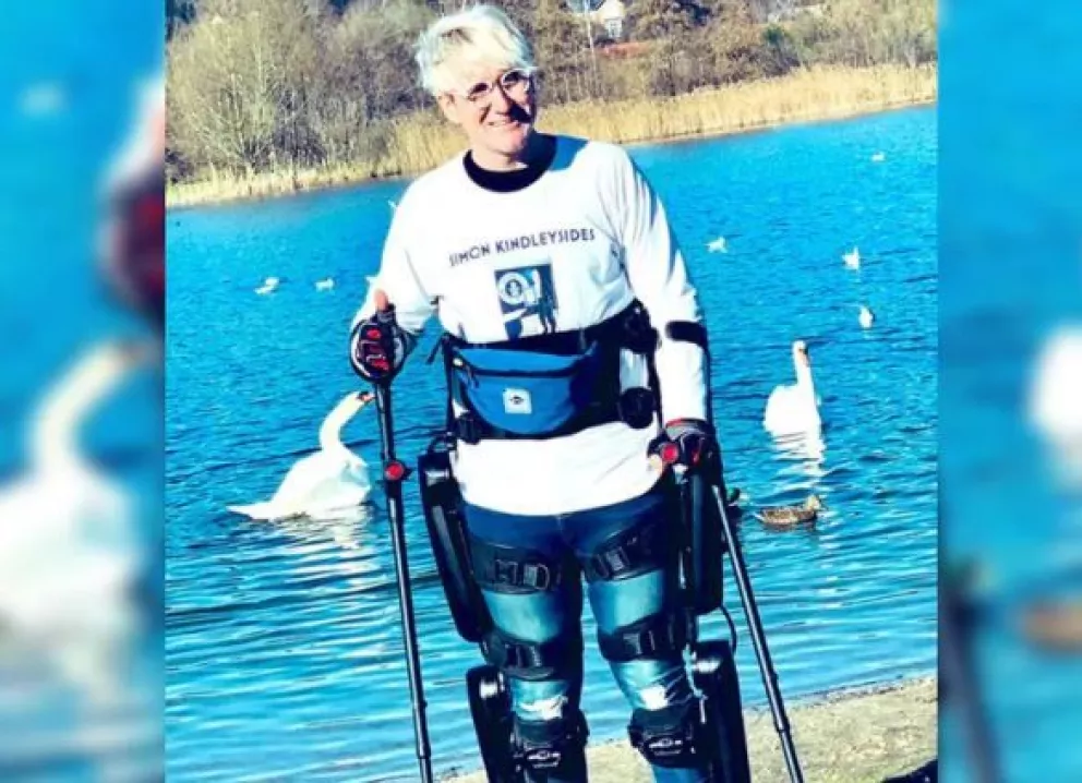 Hombre paralizado camina más de 100 millas con un exoesqueleto