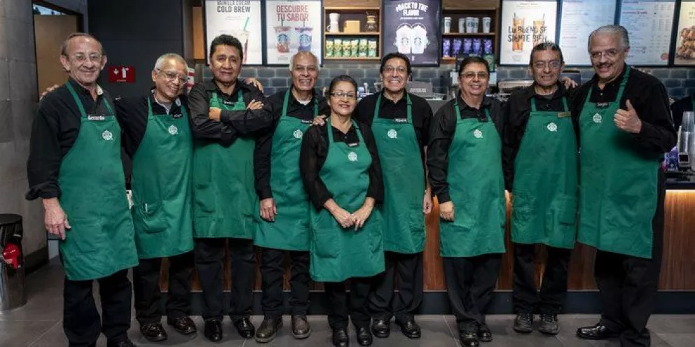 Abrirá Starbucks tienda operada por adultos mayores