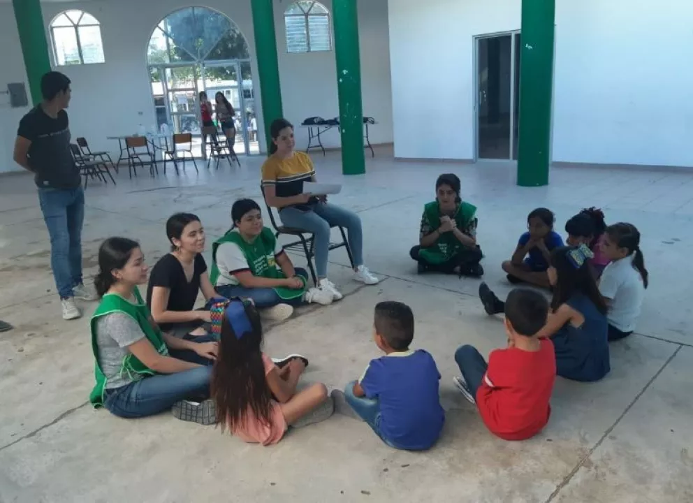 Capacitan a Niños en Villa Juárez en liderazgo mediante taller de trabajo en equipo