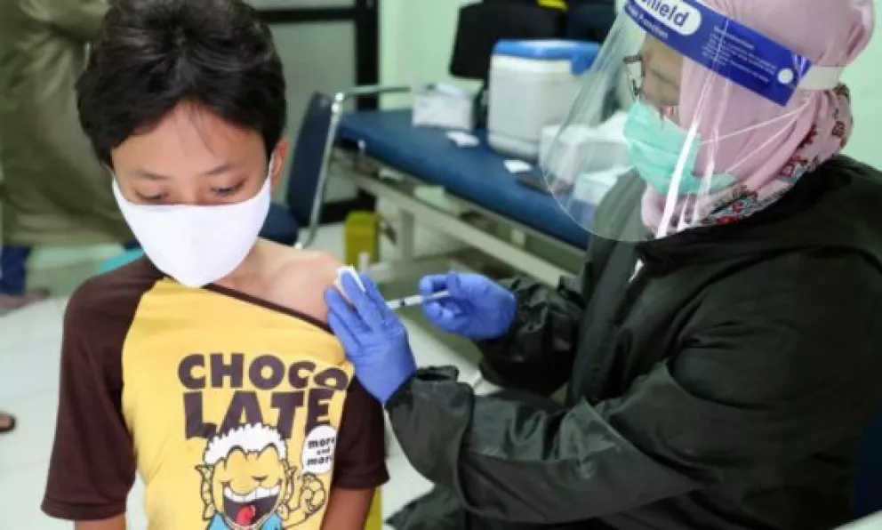 Mexicanos creen que menores de 18 años deben vacunarse: Mitofsky