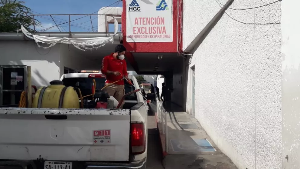 Sanitizan espacios de gran afluencia en Culiacán