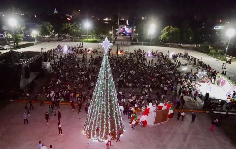 Gobierno de Sinaloa y DIF realizan el tradicional encendido del Árbol de Navidad