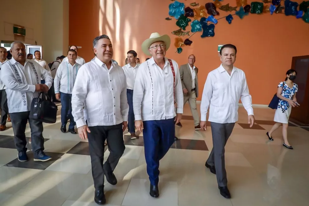 En Mazatlán, Enrique Inzunza recibe al embajador de Estados Unidos, Ken Salazar.