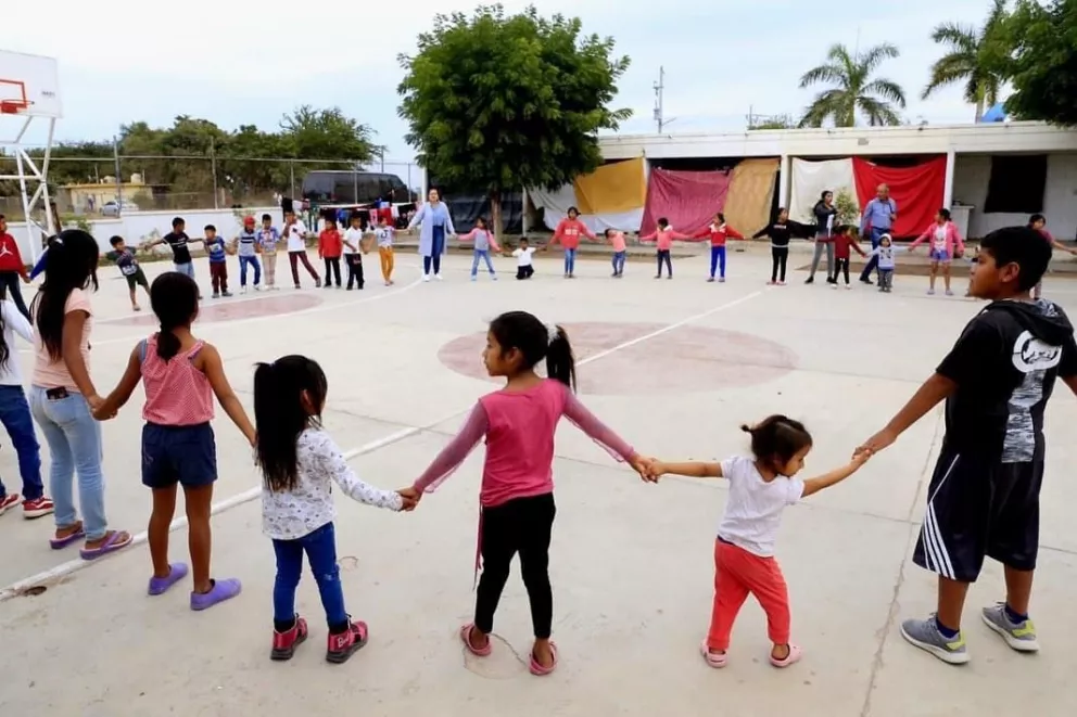 Niños de Villa Juárez, Navolato reciben juguetes por parte de DIF Sinaoa.