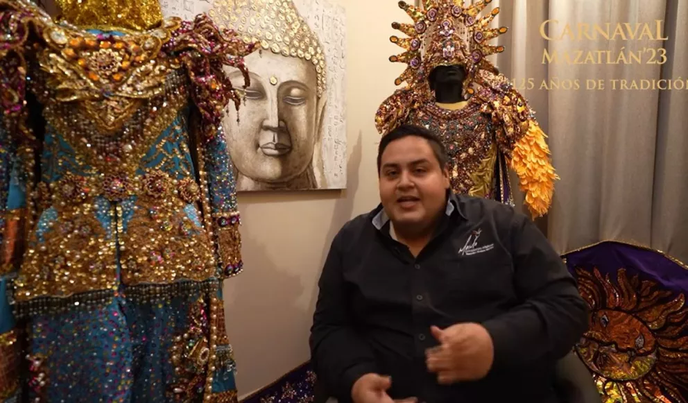 Luis Antonio Ríos, el gran diseñador mazatleco encargado de realizar el vestuario del Rey del Carnaval de Mazatlán.