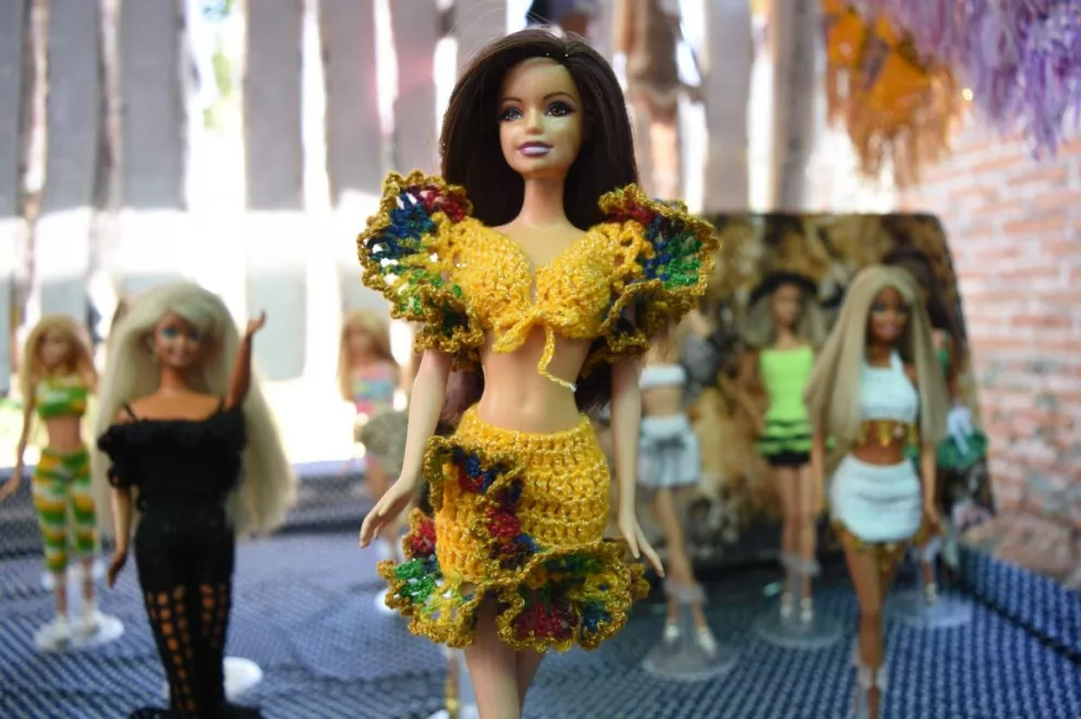 La mágica muñeca que le trajo suerte a Alma, quien se dedica a confeccionar ropa para Barbie. Fotos Lino Ceballos