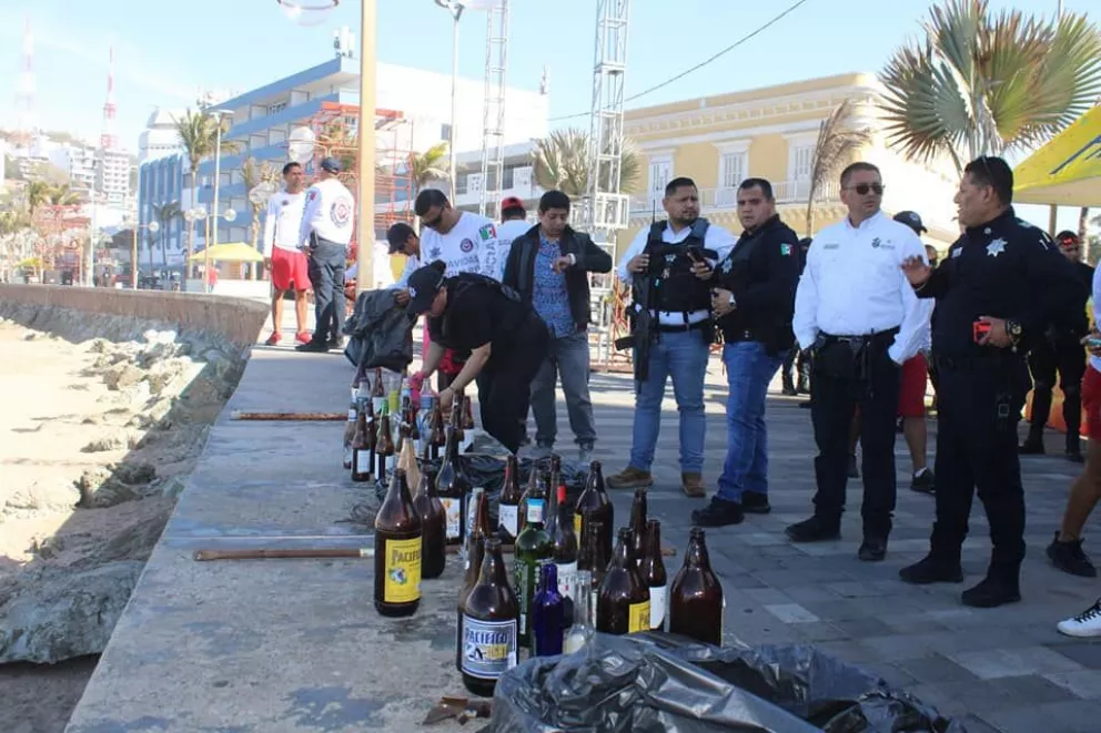 Hay carnaval en Mazatlán, pero sus policías y tránsitos están al 100 para proteger a sus habitantes y turistas.