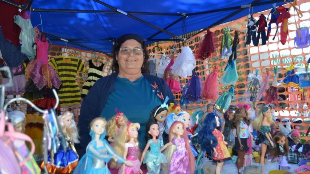 Macrina vende ilusiones y felicidad a niños y niñas en diferentes tianguis de Culiacán. Fotos: Juan Madrigal